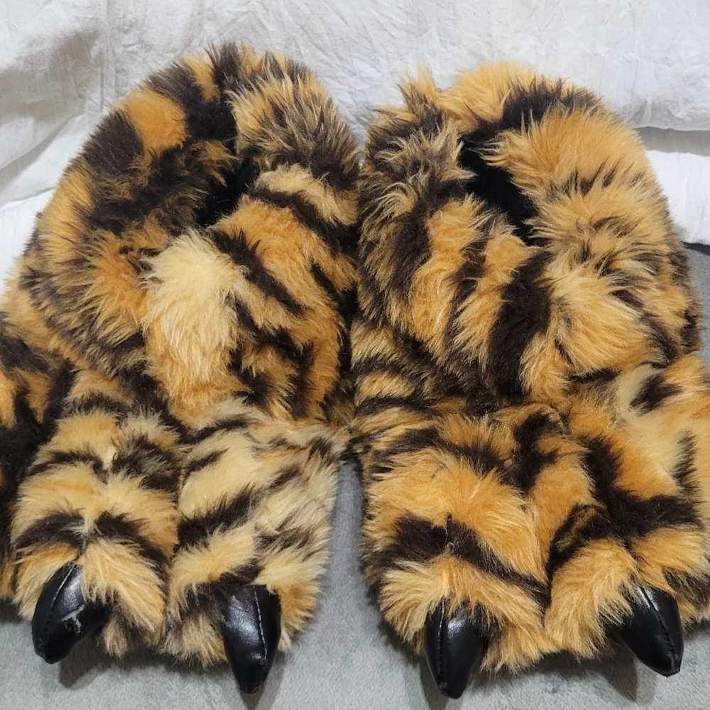4/$25 Fun House Slippers Used Size s/m Can fit kids and adults - Picture 10 of 10